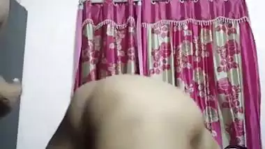 Chubby couple’s desi chudai from their bedroom