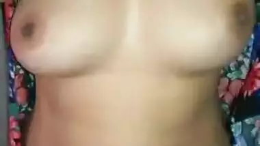 desi bhabhi xposing her boobies