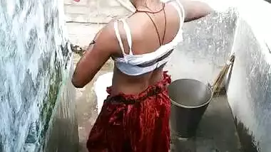 Indian Desi girl in the bathroom fully naked, era recording