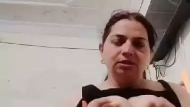 Desi lady role play and naked fingering video